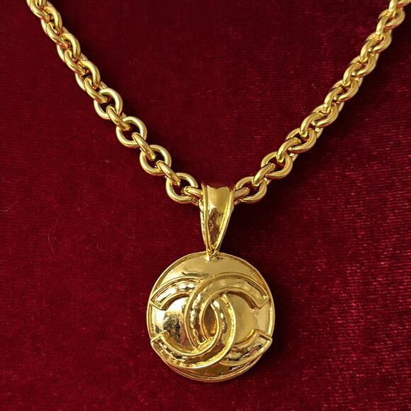 CHANEL Gold Plated CC Logos Round Charm Vintage Necklace Pendant - Picture 3 of 8